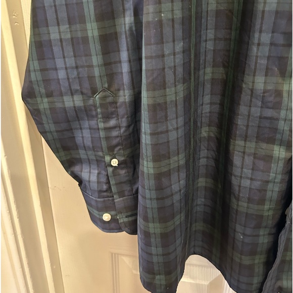 Round Tree and Yorke - Traveler’s Button Down Size 2XT - Picture 4 of 6